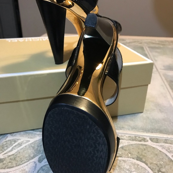 Michael Kors Patent shoes. Size 7.5. Charm T-Strap - Picture 3 of 4